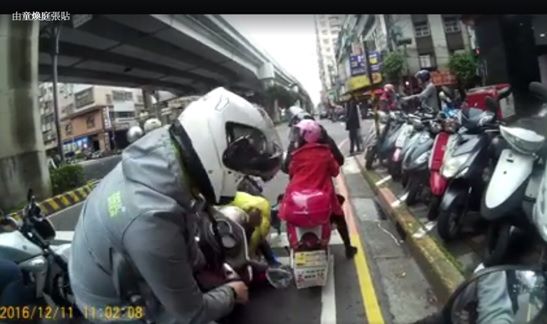別滑了！等紅燈撿手機　撞倒機車騎士