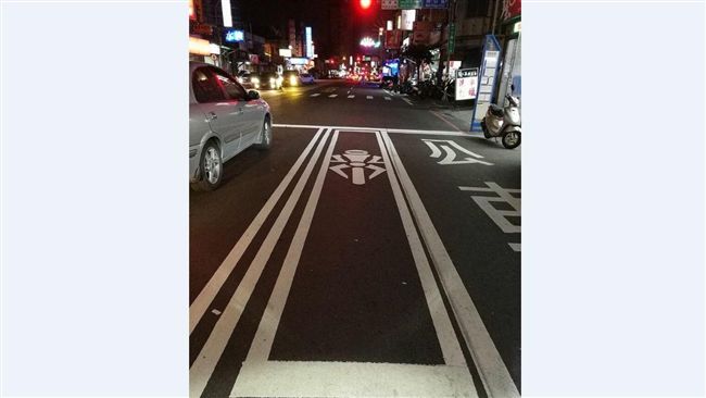 機車停等區長這樣　網友：好卑微