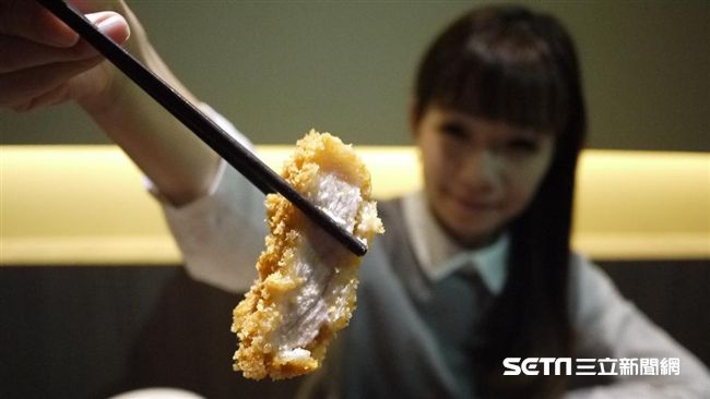 還能玩啥花樣？豬排上桌先洗三溫暖？