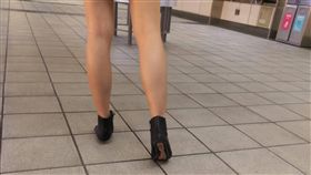 Dcard網友發文，半路鞋底掉了超尷尬。(圖/翻攝自Dcard)-https://www.dcard.tw/f/funny/p/225361576