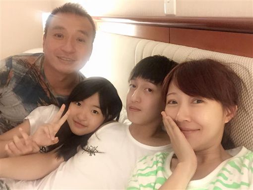 余皓然19歲兒帥氣高顏值 暖摸頭安慰媽媽讓粉絲都戀愛惹圖/翻攝自余皓然臉書