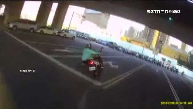 S型壓車過彎　中港路都是他的賽車場