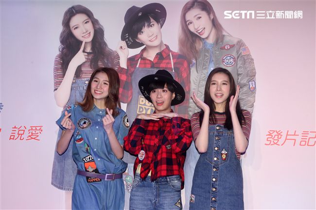 九頭身、高顏質優質女團「喬紫喬」首張專輯發片，現場載歌載舞展現歌喉舞蹈實力。（記者邱榮吉/攝影）