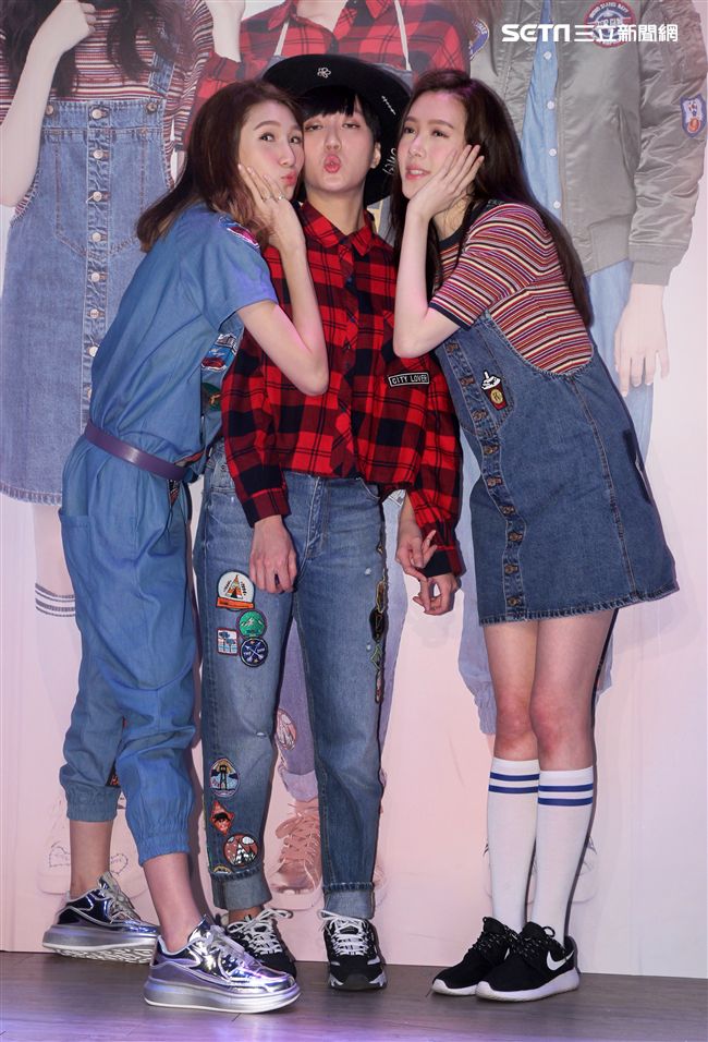 九頭身、高顏質優質女團「喬紫喬」首張專輯發片，現場載歌載舞展現歌喉舞蹈實力。（記者邱榮吉/攝影）