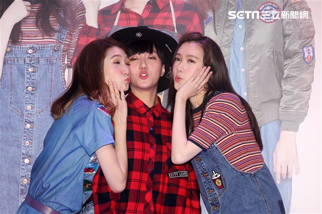 九頭身、高顏質優質女團「喬紫喬」首張專輯發片，現場載歌載舞展現歌喉舞蹈實力。（記者邱榮吉/攝影）