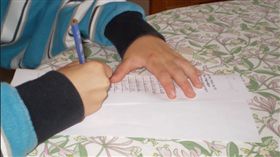 寫功課、寫作業／flickr／https://www.flickr.com/photos/akermark/3179825484/in/photolist-5QZrkj-pVHdVa-stK5U-nDfqjS-qZ5hSC-7DAgFi-nVBML5-nVrL1R-aYeDTD-naZqWH-azXToj-4HZFfy-4ZaDRz-8WcAdK-6ohCwy-9xHVh4-aBi3DH-athFor-8NmQen-8JkgKz-nDfDoj-nDfgLk-pnkgx3-dhQMmR-9YPecg-dr7deY-8WJQPF-nDggUx-7D4tLK-8Nc3To-aAzrQK-22PY3U-6qA7Aj-65hDPr-pnkhp5-7jM8vt-2Arcig-81Jm4u-nUNWrE-ay9vWc-77NXji-7MMSrV-dyEiyc-9gv5sp-75ZXdA-7uSXSE-Nskbe-7webiQ-8SELd2-nXwfDz