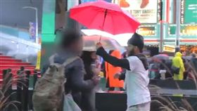 社會實驗-幫遊民撐傘 圖／翻攝自YouTube