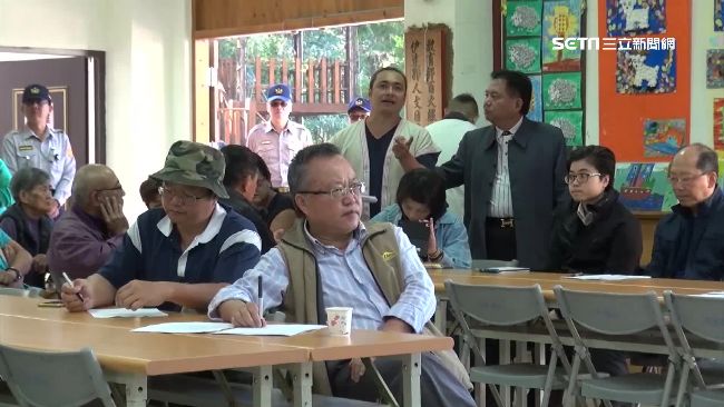 拒孔雀園建設BOT　邵族人摔杯抗議