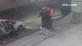 互毆氣未消　持鎮暴槍撂人追進醫院