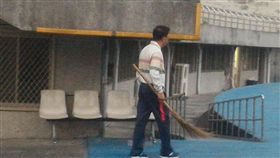 林明溱清晨打掃體育場（圖／中央社）