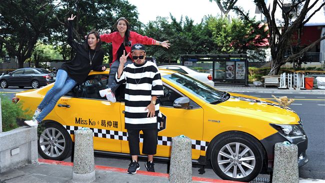 嘻哈上路！葛仲珊揪安心亞車上開趴