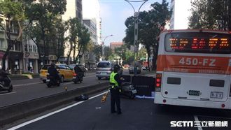 市區公車剛起步　男騎士硬超遭輾斃