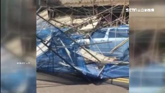 外牆維修鷹架倒塌　壓毀汽車4人受傷