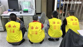 黃姓老闆在新北文創夜市擺水果攤首日遭丁姓債主率眾上門持棍痛毆成傷（翻攝畫面）