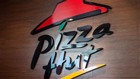 Pizza Hut、必勝客／flickr－Meraj Chhaya
（https://www.flickr.com/photos/merajchhaya/9169591829/in/photolist-eYhybR-8Gjs3X-e4VNTy-pizfLi-mfRC5r-4Fmg7Y-ebRDfm-9RSeb3-obRt9Y-eprCeY-pUHtQZ-4cVN7N-bBbgMg-9Lp7CC-bws5wr-faLQ18-9XG4HD-p6NGct-9dUm9Y-awhTsd-a6c9ja-945PpP-a4a72f-aeWSUg-8X6cKN-39vfiZ-7W6a4m-mfRuD4-piyRPN-fSHF38-556DdG-eovt5k-5RdJx9-5G8QEL-iz2iZ7-56enu9-eZ2kD4-7EQECf-4K41bC-fSG9hk-mfSFpb-iyZgi9-agU1fR-jGy88q-7qJhH1-7fqYjx-bws6Na-3QnkX-9fzxiy-rvdJfv）