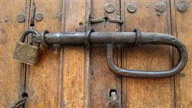 鎖門,門鎖,大門
（圖／攝影者Door and Lock, Flickr CC License）：https://goo.gl/8s6Q3n