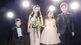 結婚10周年！幸福「芹仁」拍全家福　圖／星恆娛樂提供