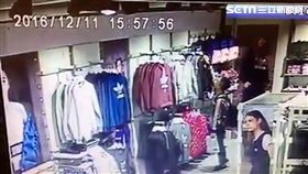 一名年輕潮男前往西門町愛迪達專賣店竊取兩件黑色外套做為情侶裝（翻攝畫面）