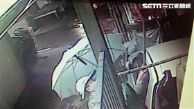 郭男持鋁桿勾取俞女家30件內衣褲後遭循線逮捕（翻攝畫面）