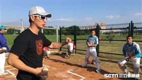 高志綱擔任「台日棒球教室」指導老師（圖／陳怡汝攝）