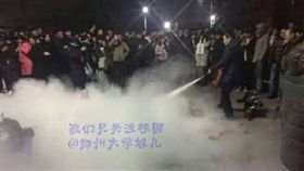 陸男擺蠟燭陣告白  被老師拿滅火器撲滅(圖/翻攝自微博)