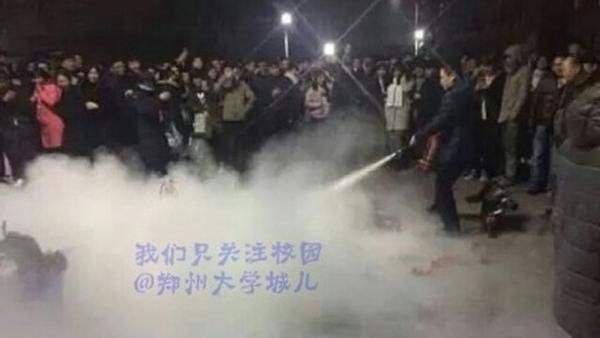 陸男擺蠟燭告白　慘遭老師滅火器撲滅