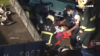 機車對撞貨車　騎士遭捲車底一度受困