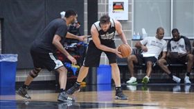 Tim Duncan與Pau Gasol一對一訓練（圖／取自馬刺官方推特）