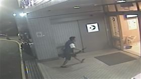 男持武士刀進急診室  要醫護救救好友
苗栗縣1名阮姓男子和朋友喝酒，看到好友突然昏倒，
急著把人送往醫院救治，一時情緒太過激動竟拿出武士
刀威嚇醫療人員，警方獲報前往制伏男子並起獲刀械。
（翻攝照片）
中央社記者管瑞平傳真  105年12月14日
