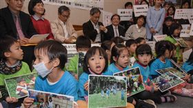 愛德幼兒園臨軍方強勢迫遷、凍結帳戶，14日召開記者會向國防部長馮世寬喊話。　圖／記者林敬旻攝