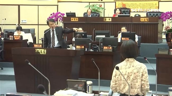 南市議會出事了！新仇舊恨杯蓋筆齊飛