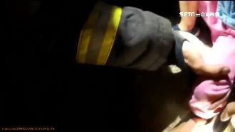 散步突踩空！2歲女娃腳卡水溝縫嚇哭
