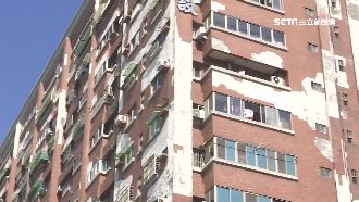 大樓磁磚嚴重剝落　住戶戴安全帽進出