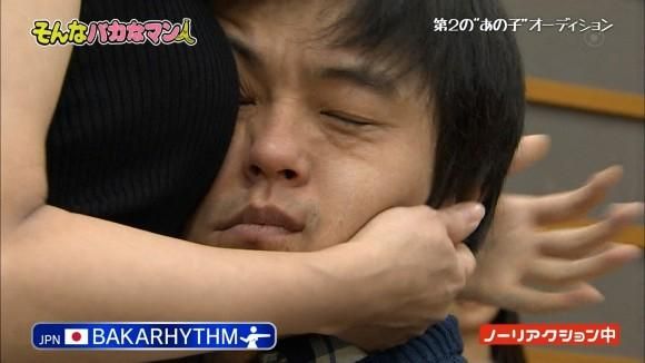 日本節目玩超大　正妹幫男生「套頭」