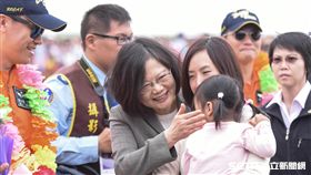 台中清泉崗空軍基地26日對外公開營區參觀，總統蔡英文蒞臨會場與民互動　圖／記者林敬旻攝