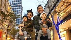 黑人范范聖誕團圓照。(圖/翻攝自黑人陳建州臉書)-https://www.facebook.com/blackiechen.lovelife4ever/posts/10157776850185562