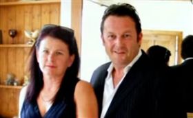 ▲湯米英勇壓制搶匪。（圖／翻攝自Itv news）
http://www.itv.com/news/2016-11-11/shoot-her-shes-nothing-to-do-with-me-husband-calls-robbers-bluff-as-he-holds-gun-to-wifes-head/