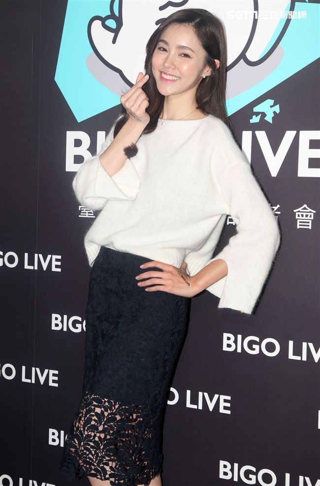 凱渥名模趙孟姿、陳郁安、鄒寧恩，性感玩直播。（記者邱榮吉/攝影）