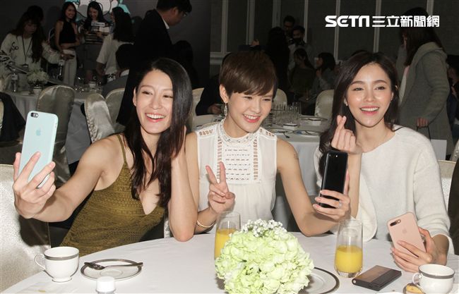 凱渥名模趙孟姿、陳郁安、鄒寧恩，性感玩直播。（記者邱榮吉/攝影）