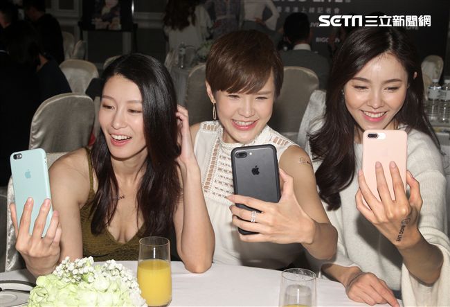 凱渥名模趙孟姿、陳郁安、鄒寧恩，性感玩直播。（記者邱榮吉/攝影）