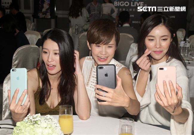 凱渥名模趙孟姿、陳郁安、鄒寧恩，性感玩直播。（記者邱榮吉/攝影）