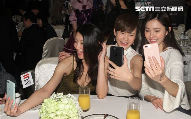 凱渥名模趙孟姿、陳郁安、鄒寧恩，性感玩直播。（記者邱榮吉/攝影）