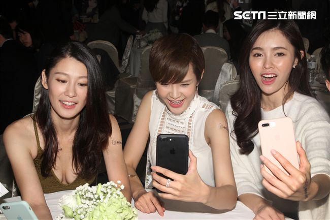 凱渥名模趙孟姿、陳郁安、鄒寧恩，性感玩直播。（記者邱榮吉/攝影）