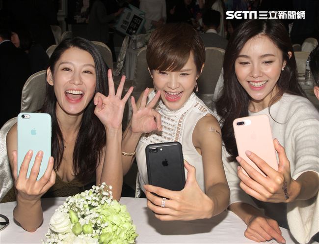 凱渥名模趙孟姿、陳郁安、鄒寧恩，性感玩直播。（記者邱榮吉/攝影）