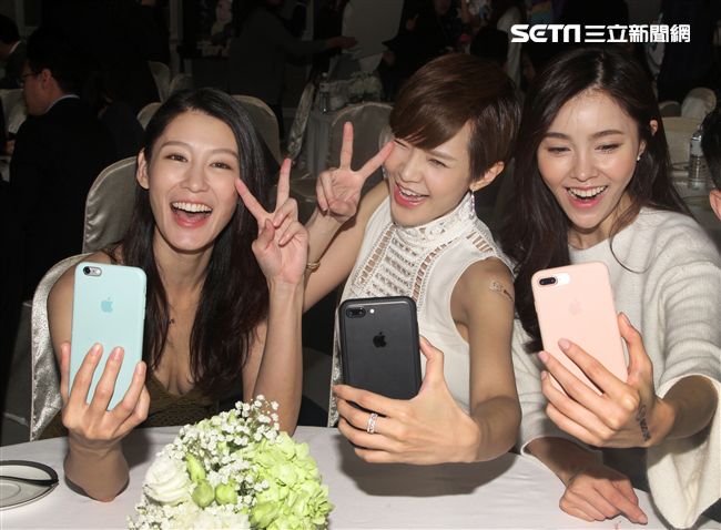 凱渥名模趙孟姿、陳郁安、鄒寧恩，性感玩直播。（記者邱榮吉/攝影）