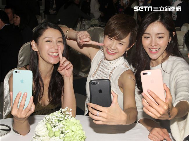 凱渥名模趙孟姿、陳郁安、鄒寧恩，性感玩直播。（記者邱榮吉/攝影）