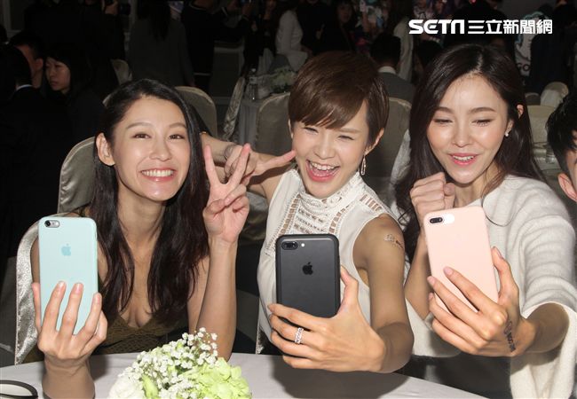 凱渥名模趙孟姿、陳郁安、鄒寧恩，性感玩直播。（記者邱榮吉/攝影）