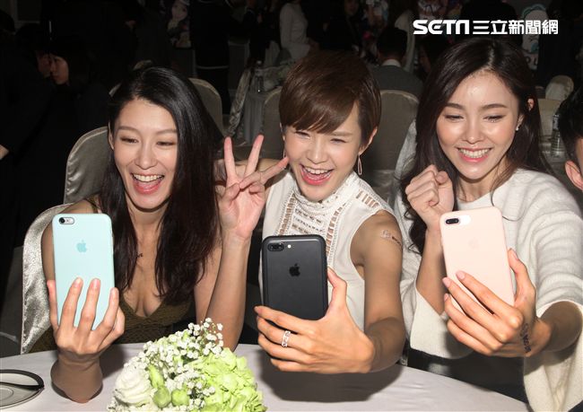 凱渥名模趙孟姿、陳郁安、鄒寧恩，性感玩直播。（記者邱榮吉/攝影）