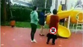 公園,兒童遊樂區,遊樂設施,暴露狂,靴子,褲子,爆料公社　圖／翻攝自爆料公社