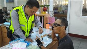 LG
台警熱心助人聞名 星籍男子滑板環島求助
30歲新加坡籍胡姓男子滑板環島到屏東鵬灣跨海大橋，
不慎摔跤受傷，他聽說「台灣警察熱心助人」，向林邊
分駐所求助消毒、包紮，繼續他的環島滑板旅行。
（東港警分局提供） 
中央社記者郭芷瑄傳真  105年12月15日